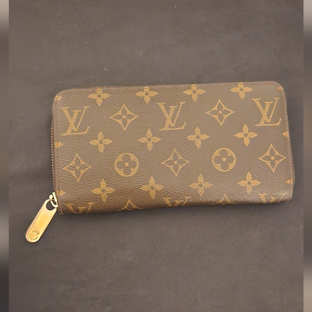 Louis Vuitton zippy wallet